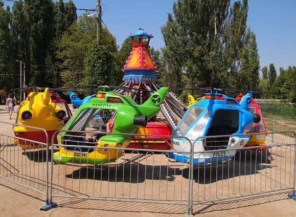 800px-Amusement_ride_in_Gagarina_park